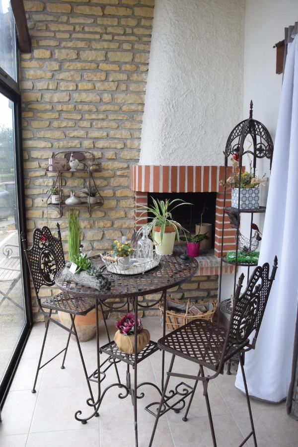 Au Gue Du Bois Bed & Breakfast Neuville-de-Poitou Bagian luar foto